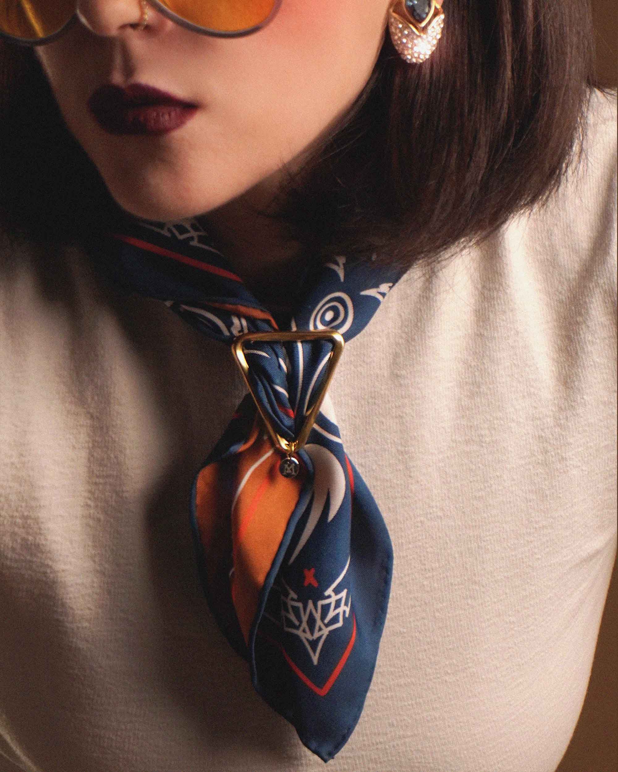 Modelo con Mannto N°50 Rust orange - Navy blue