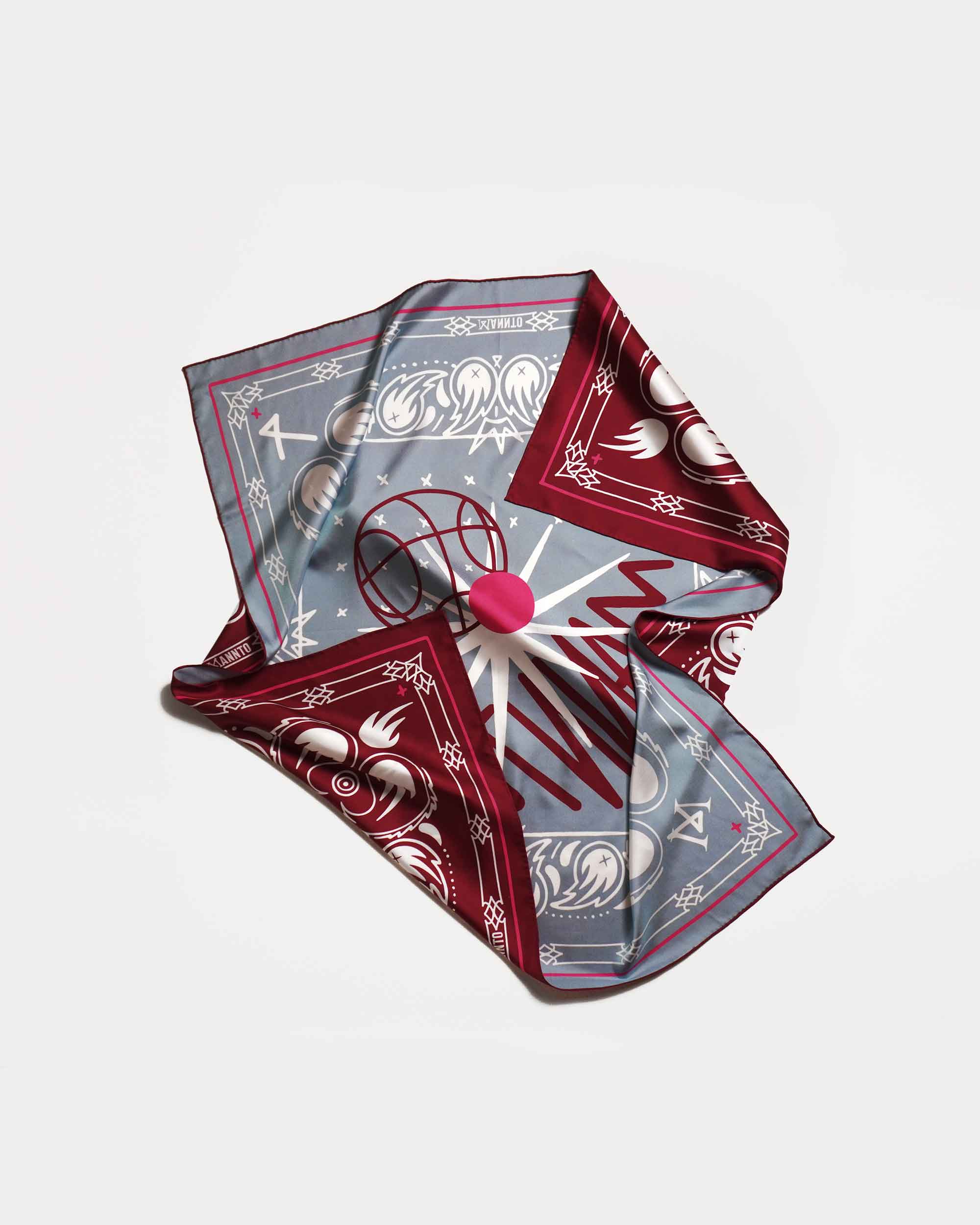 Detalle de Mannto N°90 Burgundy red - Ice blue en seda twill