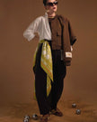 Modelo con Mannto N°110 Cocoa brown - Pistachio green