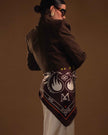 Modelo con Mannto N°110 Cocoa brown - Pistachio green