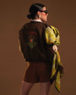 Modelo con Mannto N°110 Cocoa brown - Pistachio green