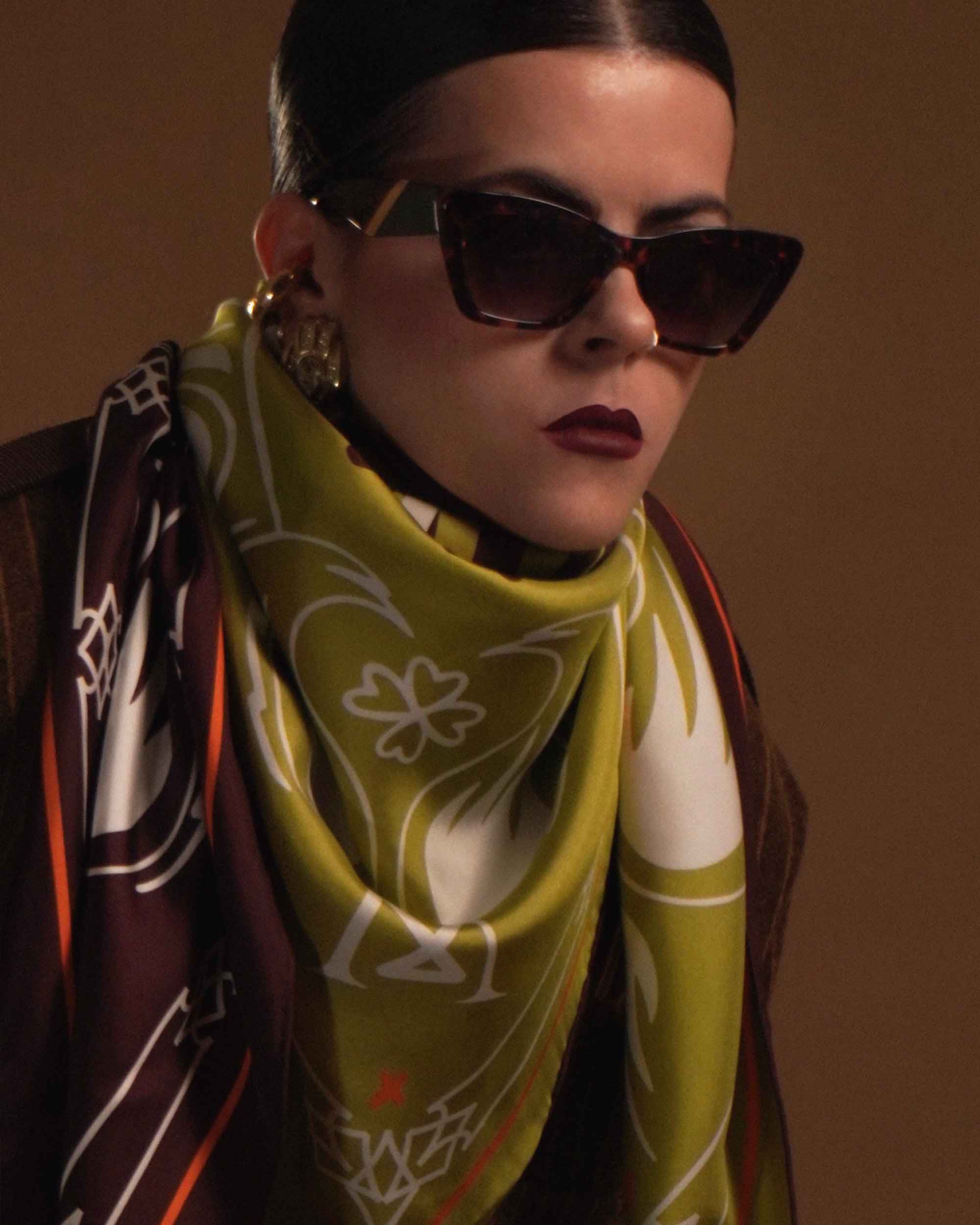 Modelo con Mannto N°110 Cocoa brown - Pistachio green