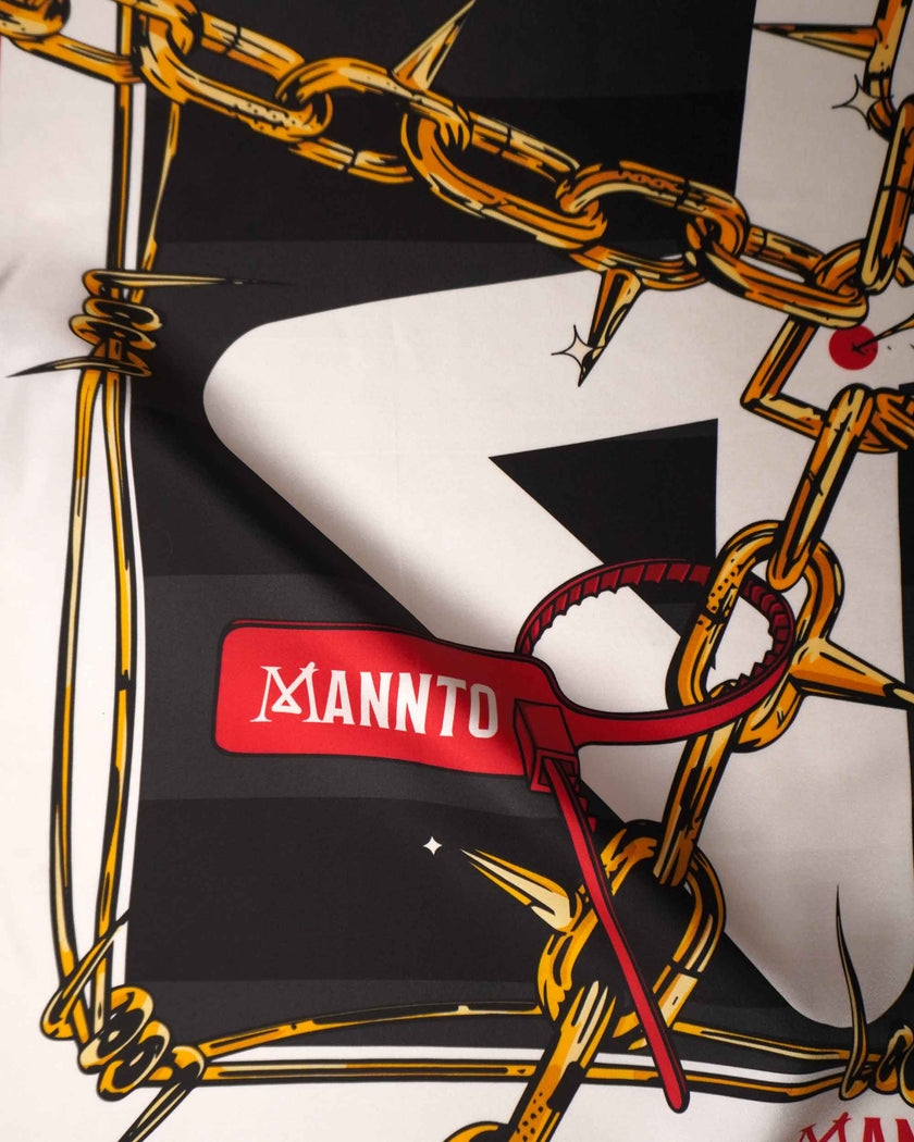 Detalle de Mannto N°90 Chains con motivo de cadenas doradas