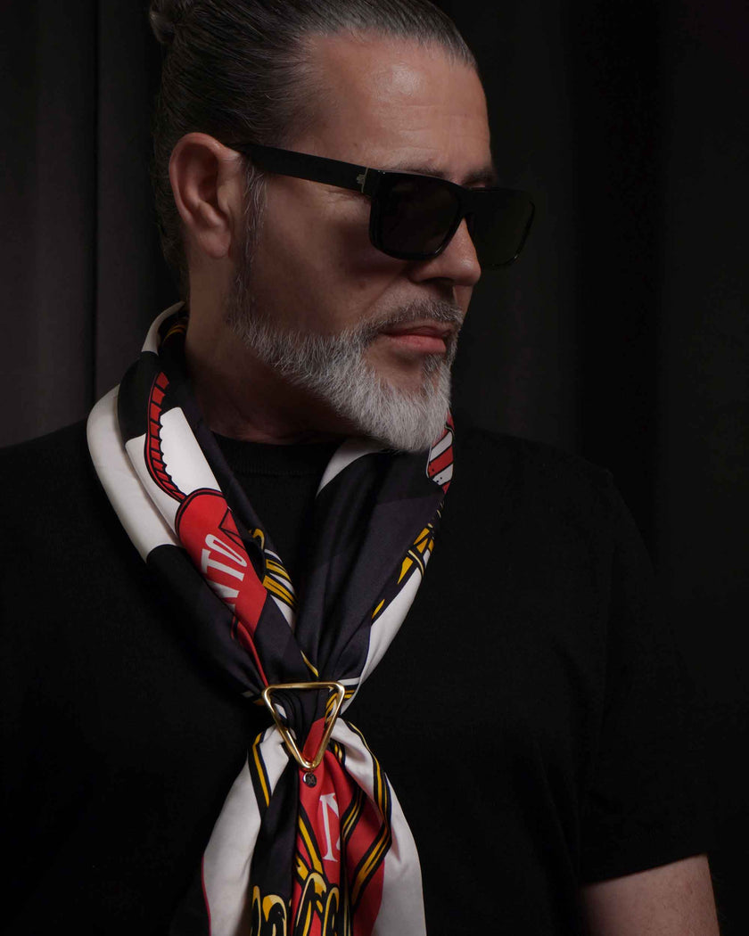 Modelo con Mannto N°90 Chains en blanco, negro y dorado