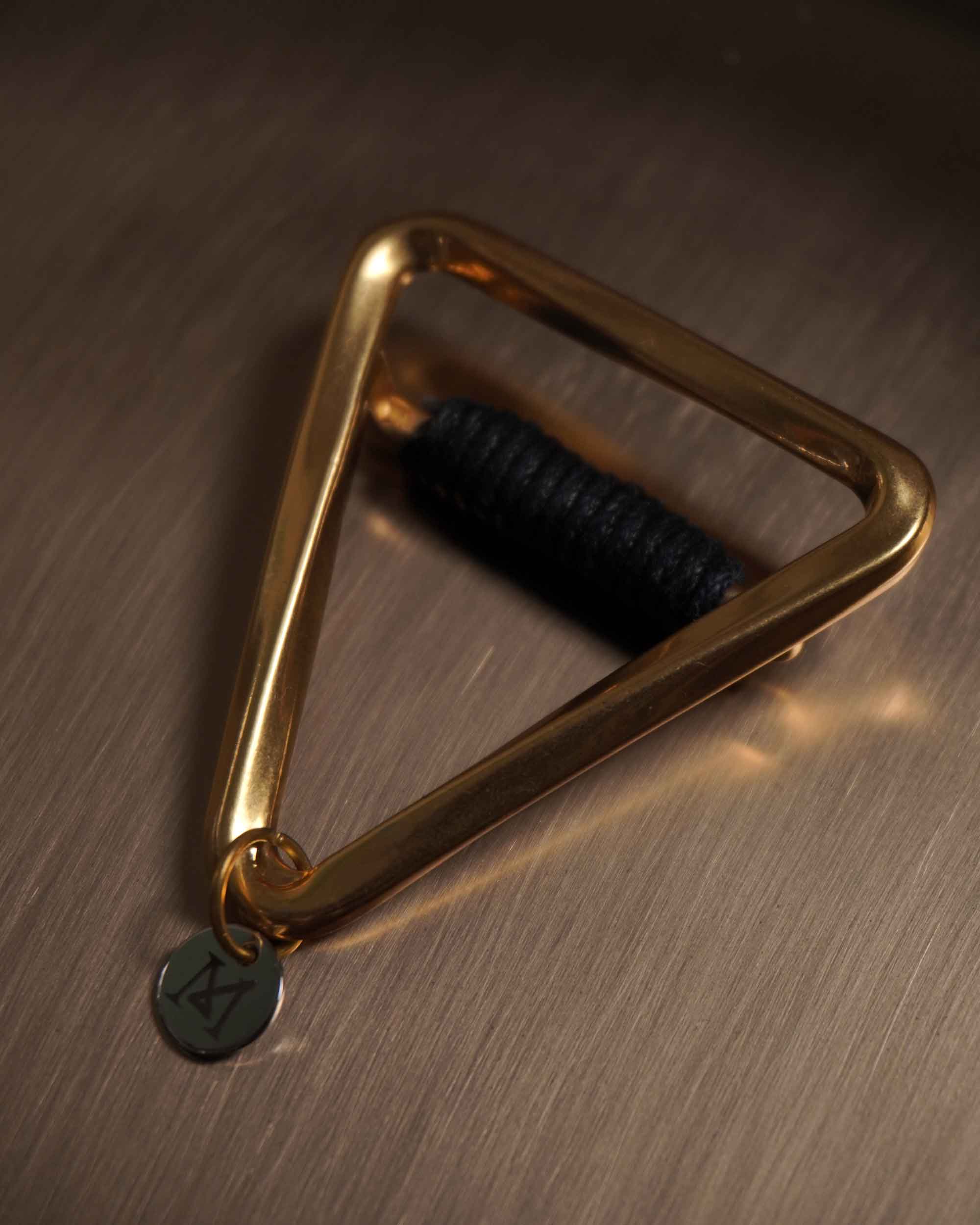 Detalle de Mannto Jewel en aleación de zinc con acabado dorado